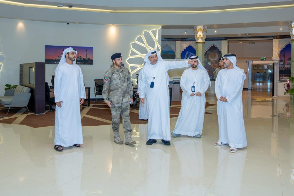 رئيس فريق إدارة الطوارئ والأزمات في أبوظبي يطلع مستوى الجاهزية في التعامل مع مستجدات الأوضاع