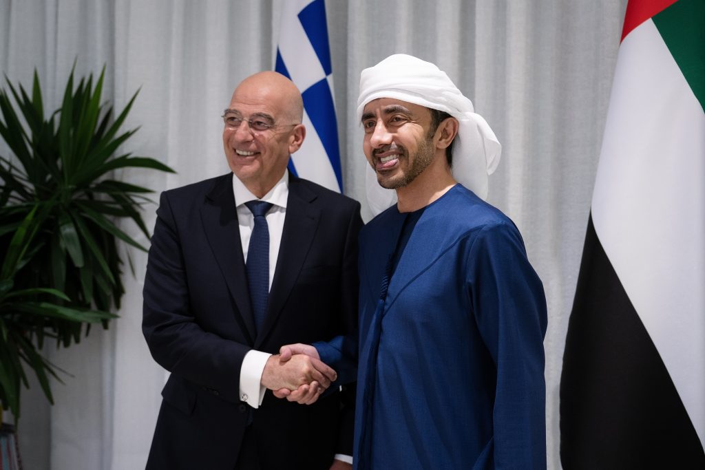 عبدالله بن زايد يستقبل وزير الدفاع اليوناني ويبحثان العلاقات الاستراتيجية والتطورات في المنطقة
