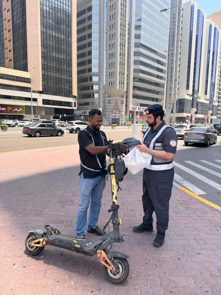 شرطة أبوظبي توعي مستخدمي الدراجات الكهربائية والهوائية