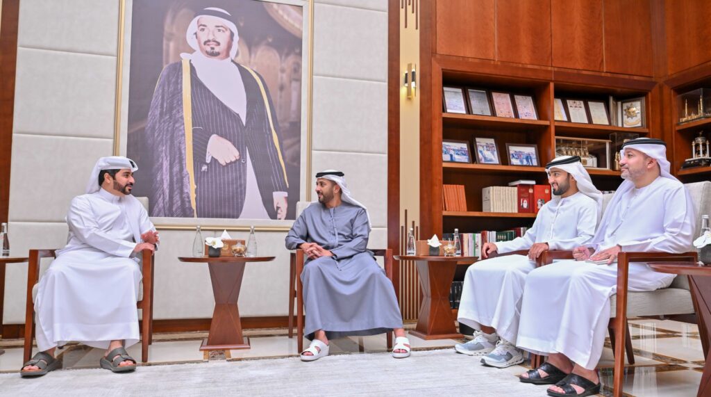 عبد العزيز بن حميد يستقبل قنصل عام البحرين
