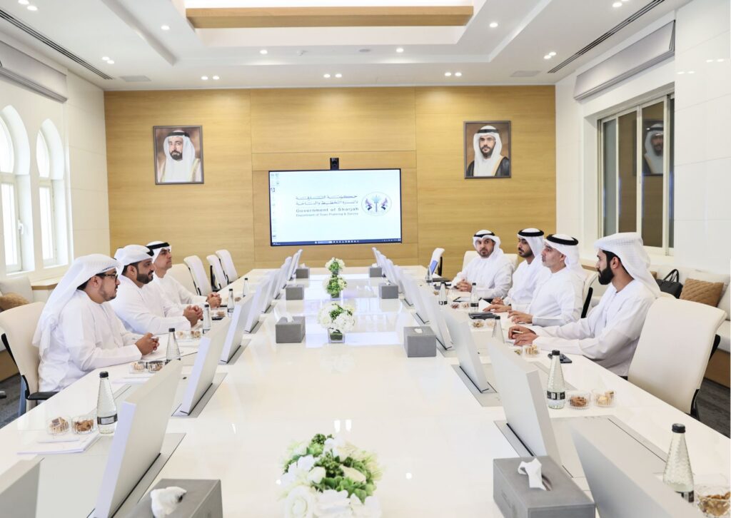 الشارقة تبحث تطوير البنية التحتية للاتصالات لمواكبة التوسع العمراني حتى 2027