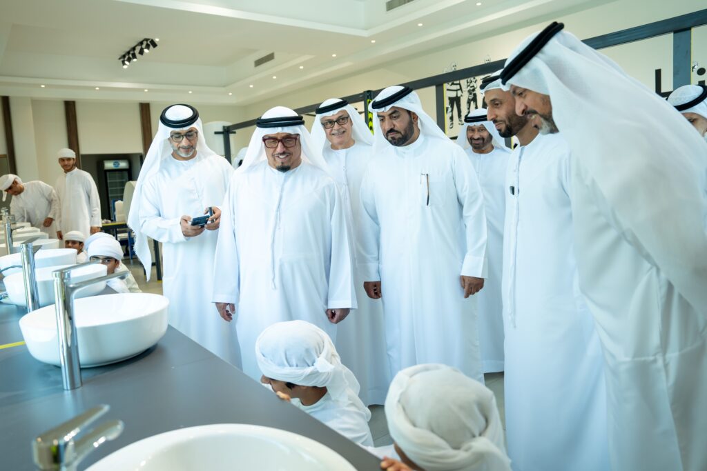 الفريق ضاحي خلفان يؤكد دور المبادرات المجتمعية في تنمية مهارات الشباب