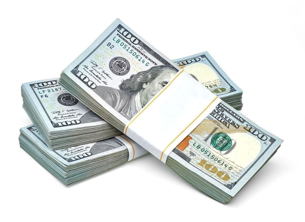 الدولار يتجه لتحقيق مكاسب أسبوعية بأكثر من 1%