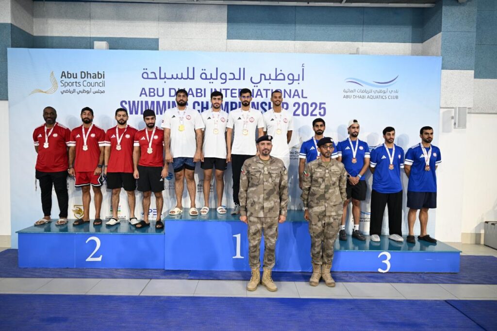 شرطة أبوظبي تتوج الفائزين في “بطولة درع المدير العام للسباحة”