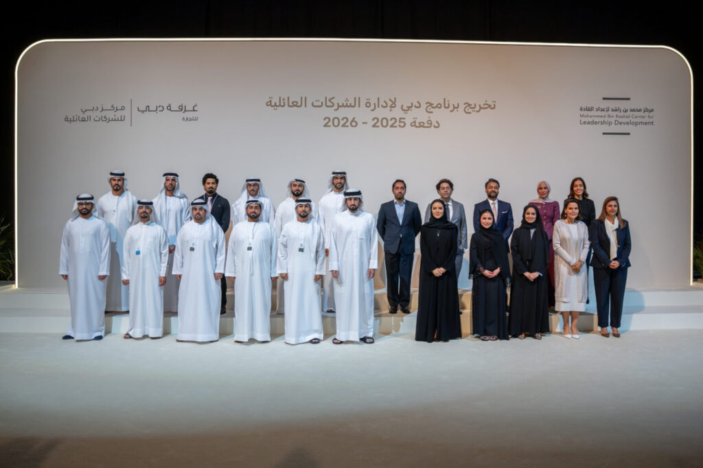 أحمد بن محمد يشهد تخريج الدورة الثالثة من برنامج دبي لإدارة الشركات العائلية